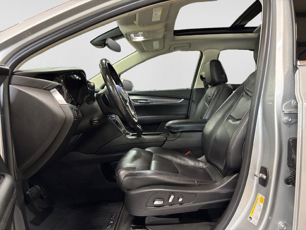 Used 2018 Cadillac XT5 Luxury w/ Driver Awareness Package FWD image 10
