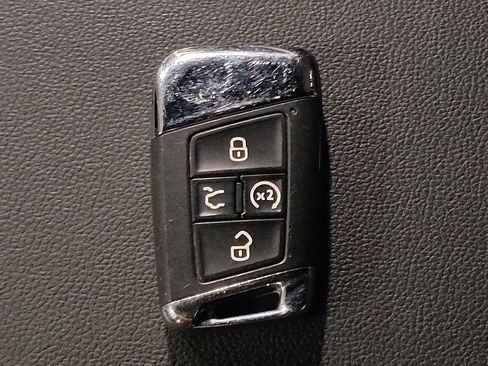 Used 2022 Volkswagen Atlas Cross Sport SE FWD image 32