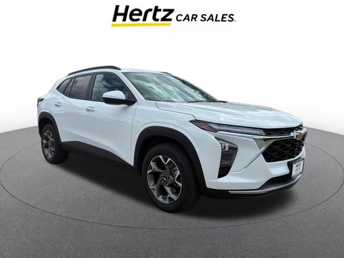 Used 2025 Chevrolet Trax LT FWD image 1