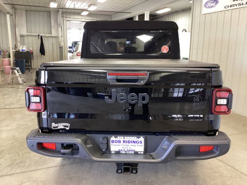 Used 2024 Jeep Gladiator Sport image 4