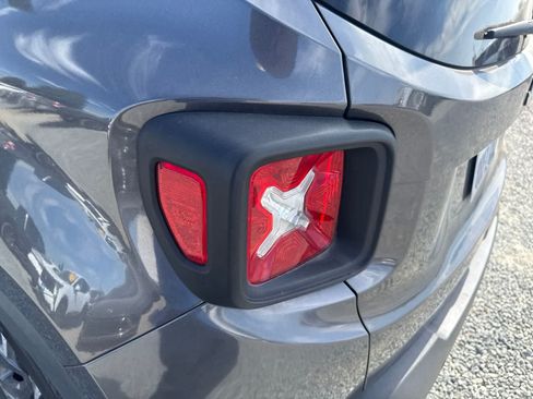 Used 2018 Jeep Renegade Latitude w/ Advanced Technology Group FWD image 12