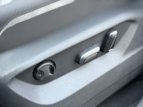 Used 2025 Volkswagen Atlas Cross Sport SE image 17