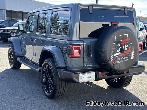 Used 2025 Jeep Wrangler Sahara image 6