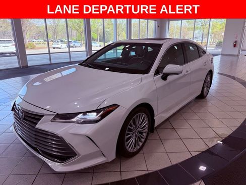 Used 2019 Toyota Avalon Limited image 3