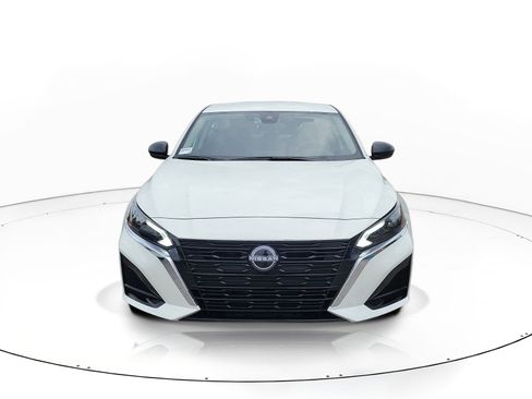 Used 2025 Nissan Altima 2.5 SV FWD image 2