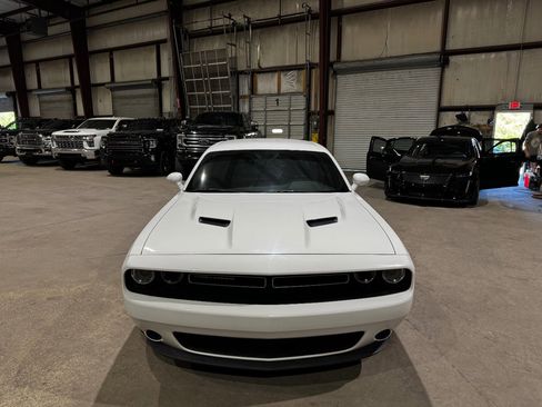 Used 2019 Dodge Challenger SXT image 10