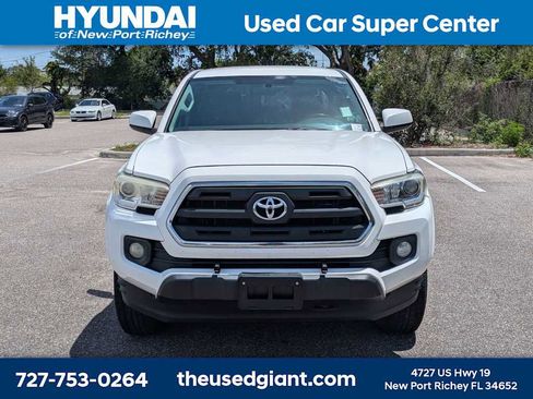 Used 2017 Toyota Tacoma SR5 w/ Tow Package RWD image 8