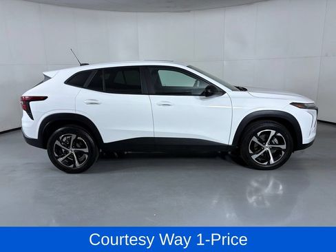 Used 2024 Chevrolet Trax RS w/ Sunroof Package FWD image 12