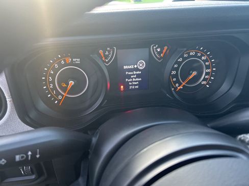 Used 2025 Jeep Gladiator Sport image 5