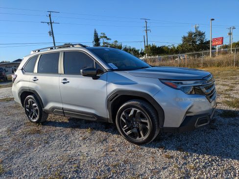 Used 2025 Subaru Forester Limited AWD/4WD image 2