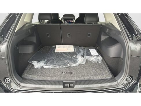 New 2026 Volkswagen Tiguan SE FWD image 11