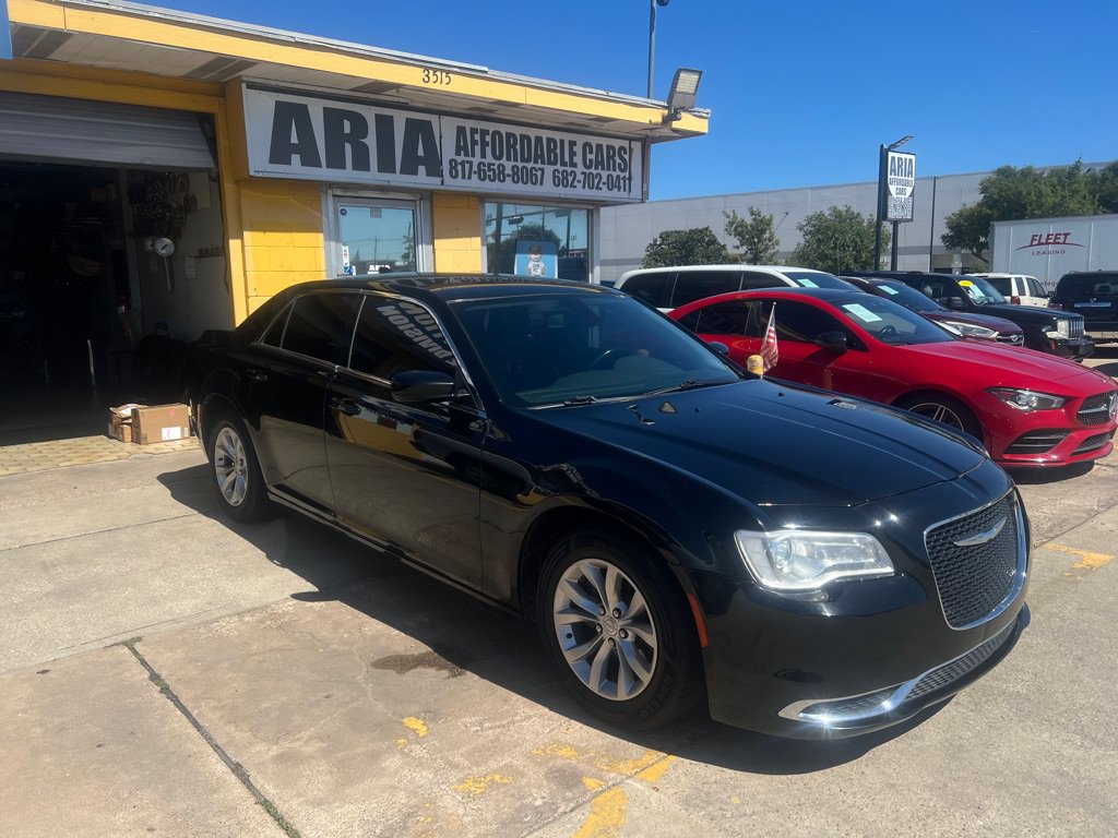 Used 2018 Chrysler 300 Touring RWD image 1