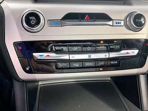 Used 2022 Ford Explorer XLT w/ Equipment Group 202A AWD/4WD image 32