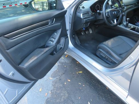 Used 2018 Honda Accord Sport image 9