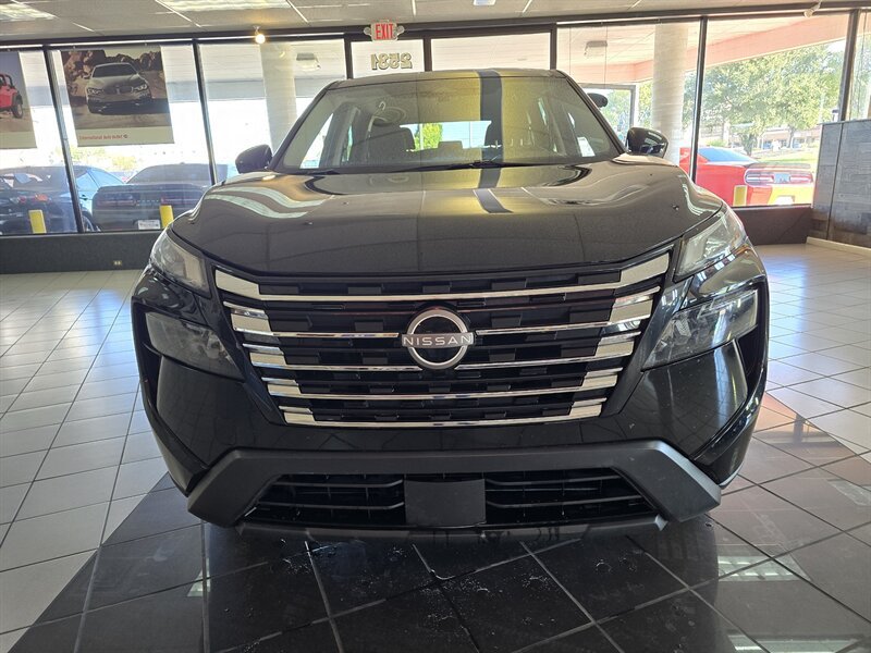 Used 2025 Nissan Rogue SV FWD image 2
