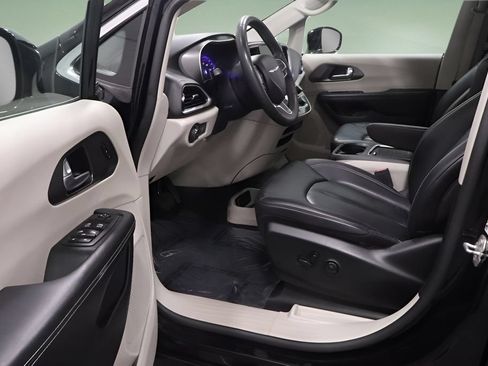 Certified 2024 Chrysler Pacifica Touring-L FWD image 9