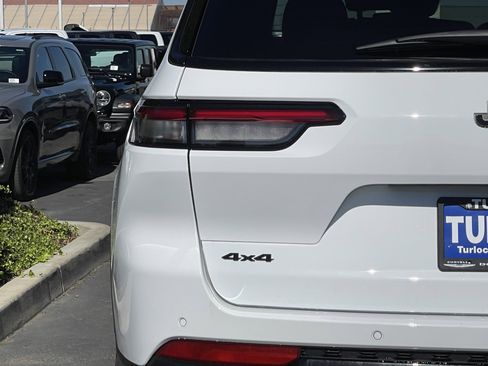 New 2025 Jeep Grand Cherokee L Laredo image 10