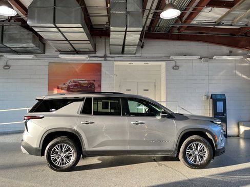 Used 2025 Chevrolet Traverse LT image 12