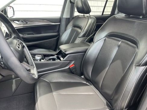 Used 2023 Jeep Grand Cherokee Limited w/ Black Appearance Package AWD/4WD image 9