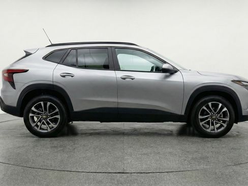 Used 2025 Chevrolet Trax LT w/ LT Convenience Package image 11