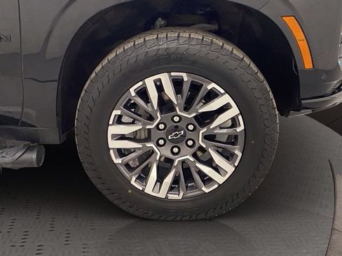 Used 2026 Chevrolet Suburban Z71 AWD/4WD image 37