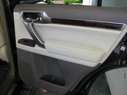 Used 2015 Lexus GX 460 w/ Premium Package AWD/4WD image 36
