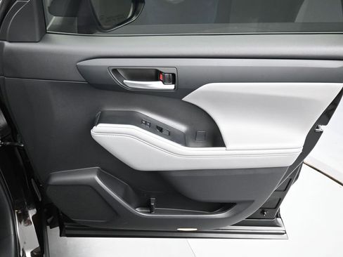 Used 2021 Toyota Highlander XLE image 37