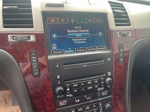 Used 2010 Cadillac Escalade Premium AWD/4WD image 12