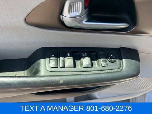 Used 2018 Chrysler Pacifica Touring-L FWD image 17
