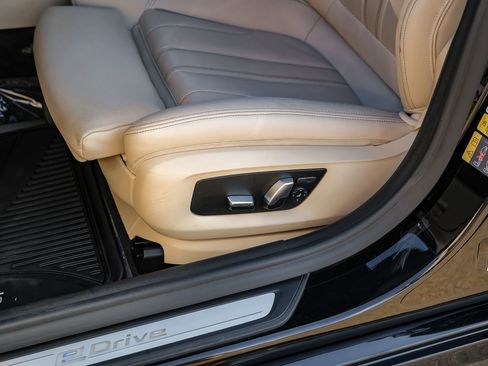 Used 2019 BMW 530e w/ Convenience Package image 32