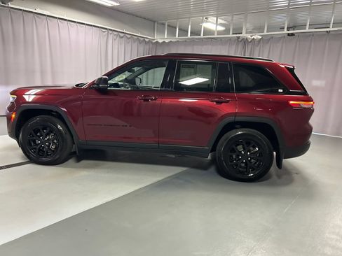 Used 2025 Jeep Grand Cherokee Altitude AWD/4WD image 4