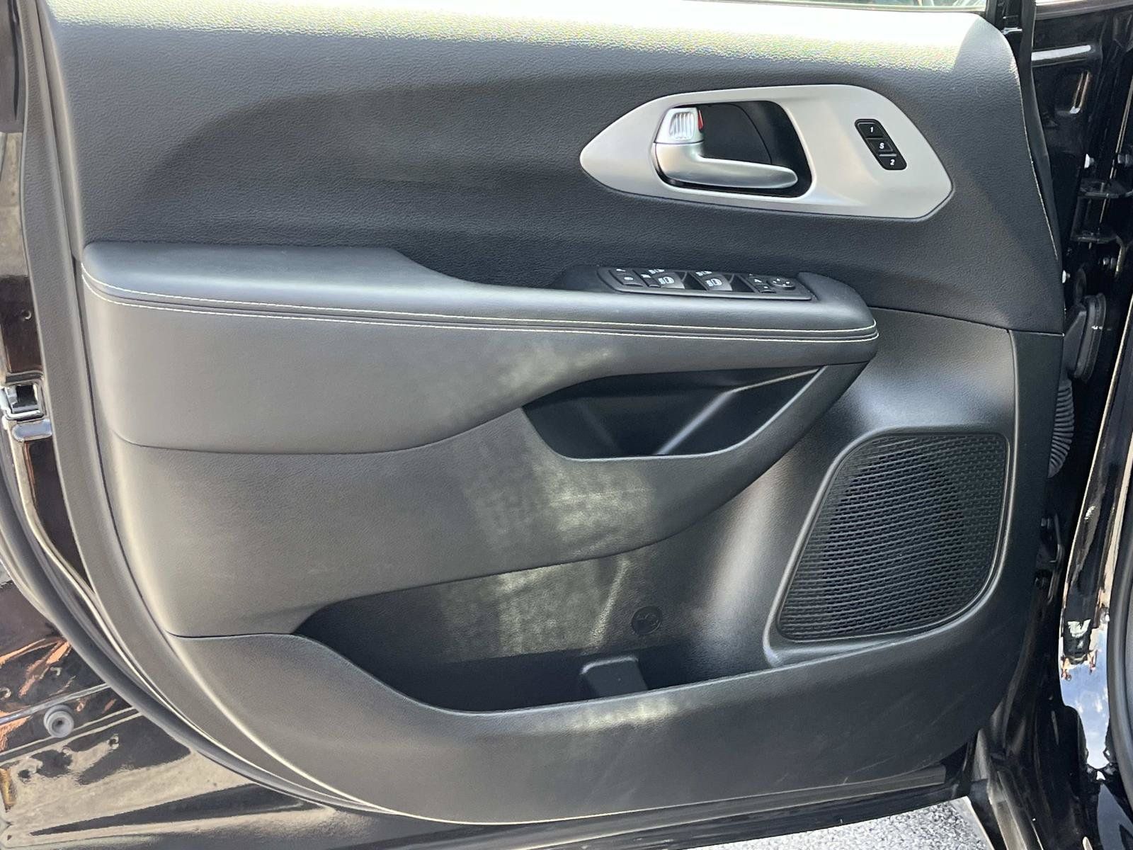 Used 2025 Chrysler Pacifica Limited FWD image 25