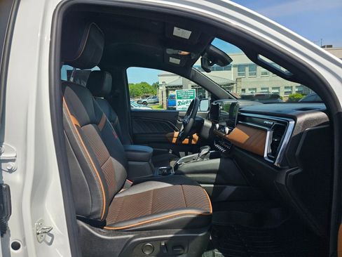 Used 2023 GMC Canyon AT4 w/ AT4 Premium Package AWD/4WD image 10