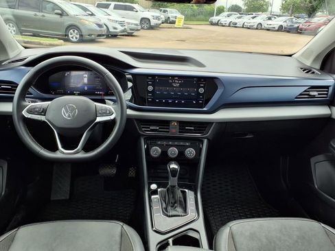 Used 2023 Volkswagen Taos SE w/ Panoramic Sunroof Package FWD image 9