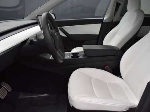 Used 2022 Tesla Model Y Performance image 12