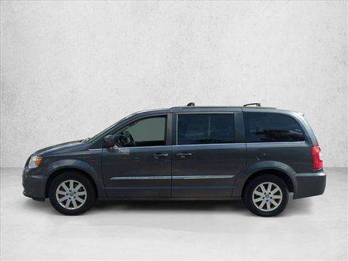 Used 2016 Chrysler Town & Country Touring FWD image 8