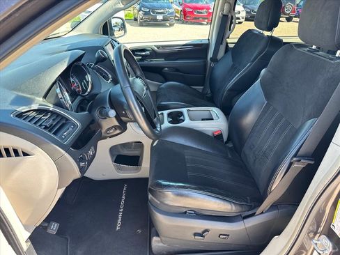 Used 2014 Chrysler Town & Country Touring-L FWD image 10