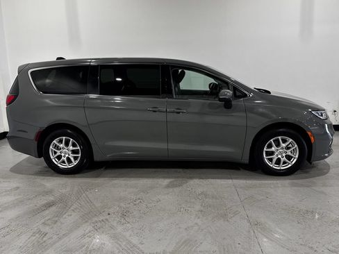 Used 2023 Chrysler Pacifica Touring-L FWD image 18