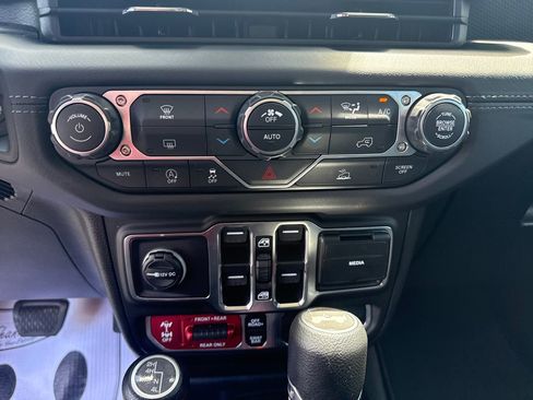 Used 2026 Jeep Wrangler Unlimited Rubicon AWD/4WD image 29