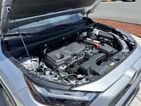 Used 2022 Toyota RAV4 XLE AWD/4WD image 7
