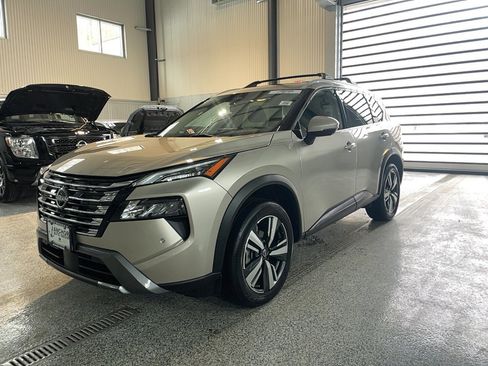 Used 2024 Nissan Rogue SL w/ SL Premium Package image 3