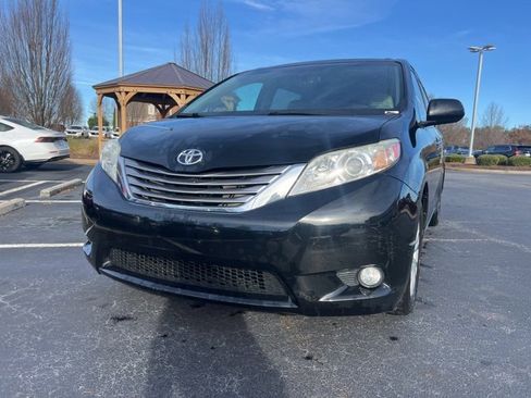 Used 2017 Toyota Sienna XLE w/ XLE Navigation Package image 2