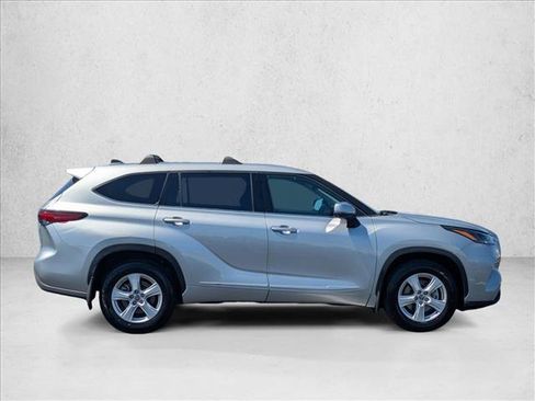 Used 2022 Toyota Highlander LE FWD image 4