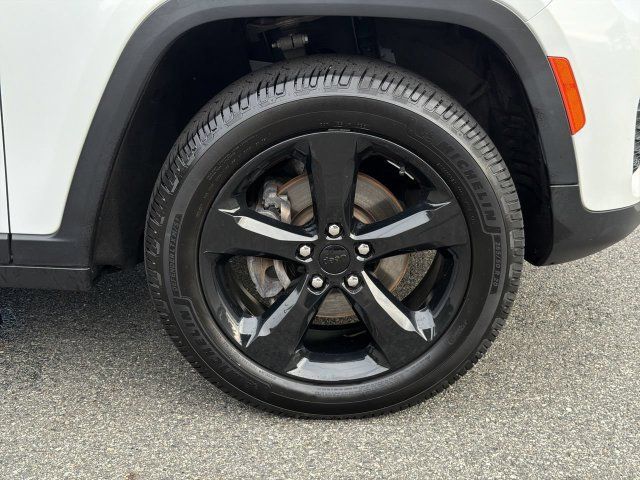 Used 2023 Jeep Grand Cherokee Altitude AWD/4WD image 13