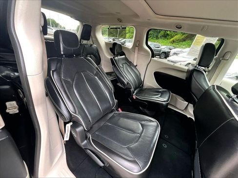 Used 2023 Chrysler Pacifica Limited FWD image 16