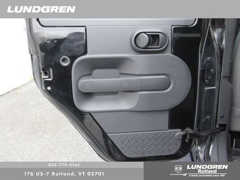 Used 2007 Jeep Wrangler Unlimited Sahara w/ Dual Top Group image 29