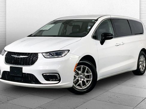 Used 2024 Chrysler Pacifica Touring-L FWD image 14