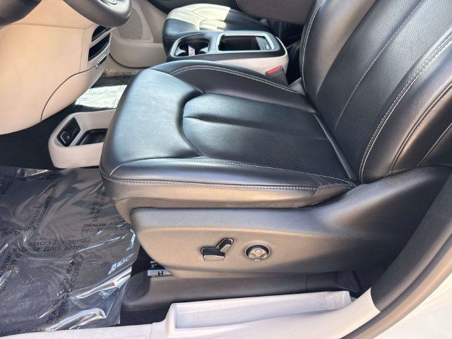 Used 2023 Chrysler Pacifica Touring-L FWD image 23