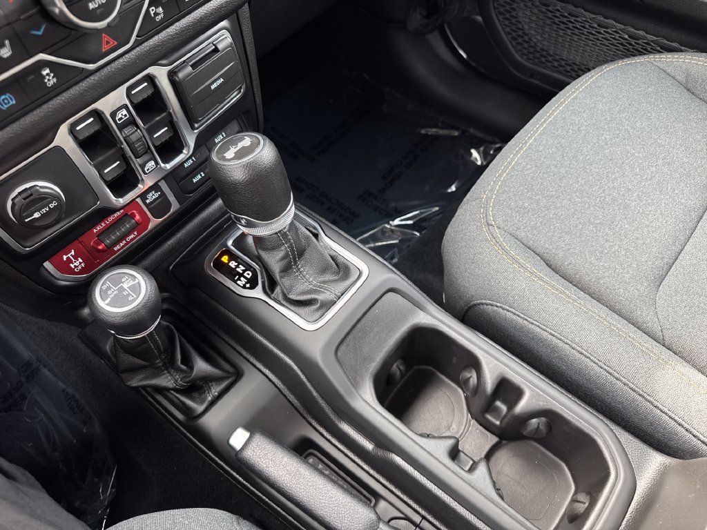 Used 2024 Jeep Wrangler Unlimited AWD/4WD image 28