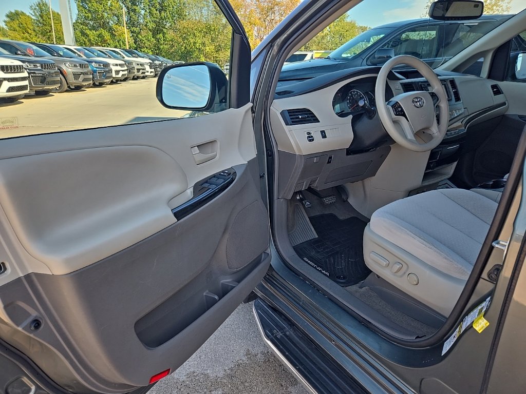 Used 2013 Toyota Sienna LE FWD image 7